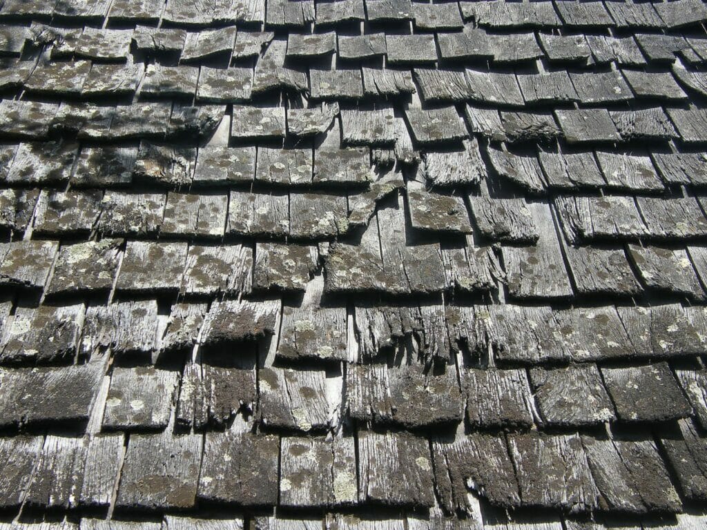4 Tips To Determine Whether To Repair or Replace Your Roof